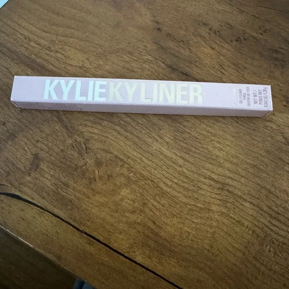 Kylie Cosmetics Green Eyeliner Pencil NIB - Picture 3 of 3